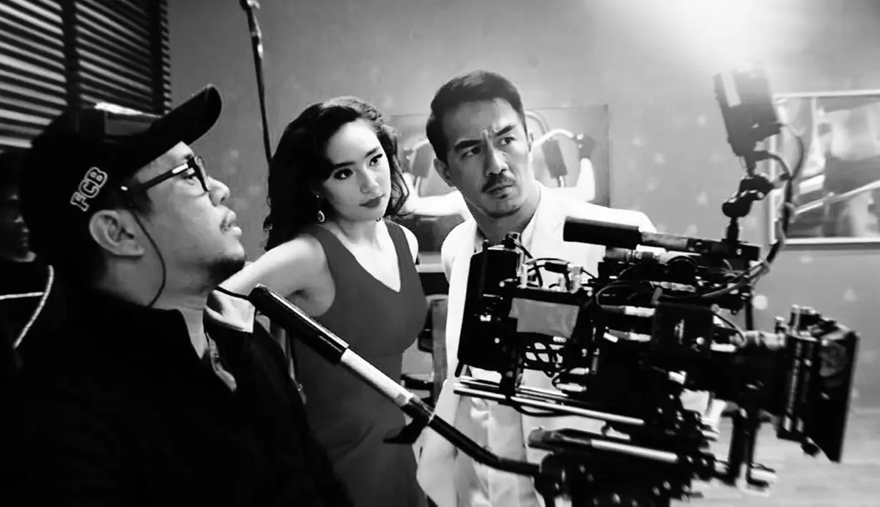 Beradu akting dengan Joe Taslim, Tatjana tampil nyentrik dalam film Hit & Run yang tayang pada tahun 2019. Film komedi laga yang disutradarai oleh Ody C. Harahap ini membuat pemilik nama Tatjana Saphira Hartmann ini punya adegan aksi dengan bumbu romansa komedi yang tak terlupakan. (Liputan6.com/IG/@tatjanasaphira)