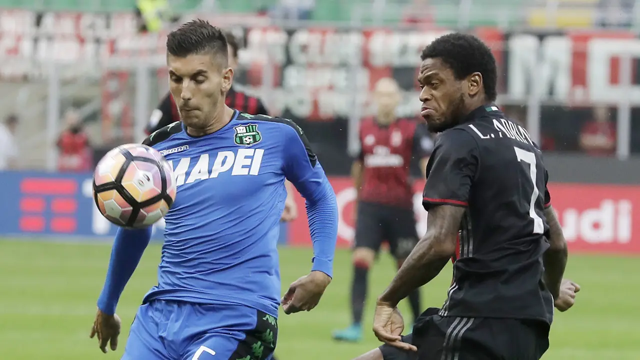 Pemain Sassuolo, Lorenzo Pellegrini (kiri), menarik perhatian AC Milan dan Juventus. 