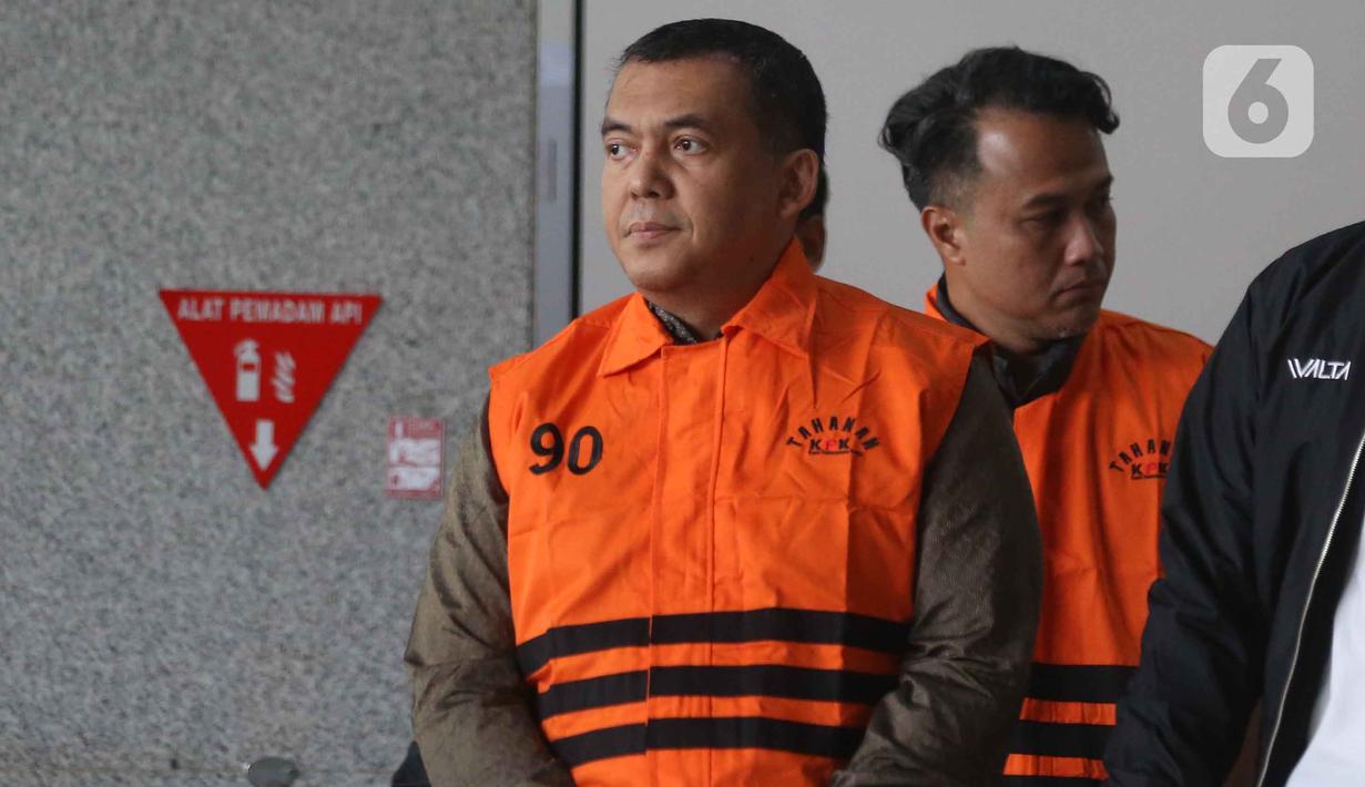 Wakil Menteri Imigrasi dan Pemasyarakatan (Wamen Imipas), Silmy Karim, melangkah menuju mobil tahanan usai menjalani pemeriksaan intensif di Gedung Merah Putih Komisi Pemberantasan Korupsi (KPK), Jakarta, Kamis (4/6/2026). (Liputan6.com/Helmi Fithriansyah)