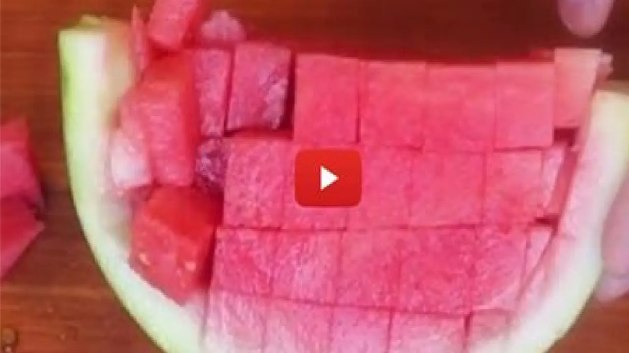 Cara mudah memotong buah. (Youtube)