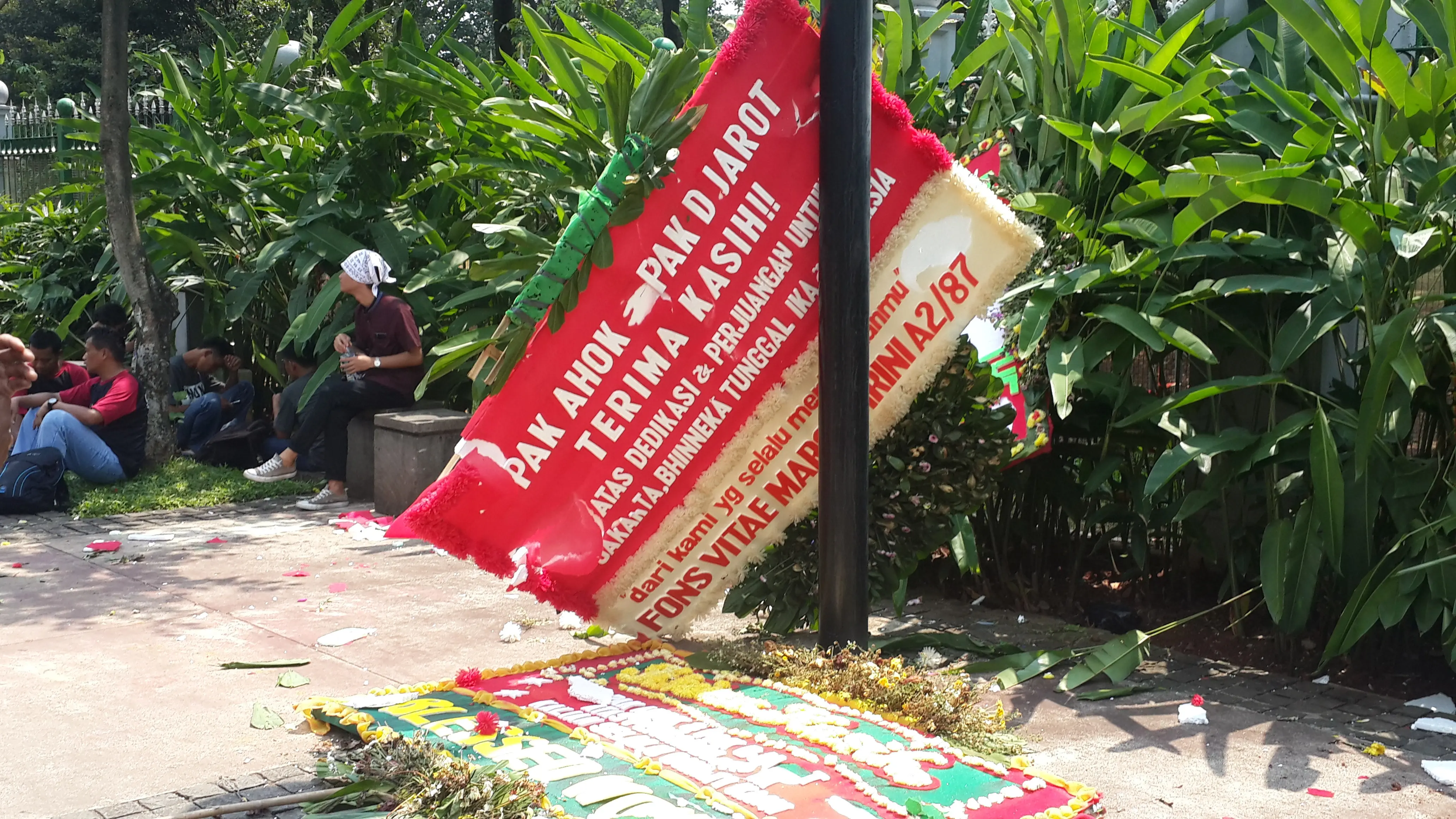 Karangan bunga untuk Ahok dirusak saat demo buruh (Luputan6.com/Putu Merta)