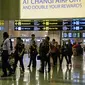 Calon penumpang dievakuasi dari bandara internasional Changi setelah kebakaran kecil muncul di salah satu terminal, Singapura, Selasa (16/5). (AFP/ TOH TING WEI)