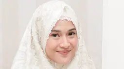Pemeran, model, penyanyi, dan produser Indonesia ini banjir pujian ketika memakai mukena. Ia disebut sangat pas dan makin cantik pakai mukena. Beragam pujian pun mengalir ke Dian Sastrowardoyo yang pakai hijab. (Liputan6.com/IG/therealdisastr)