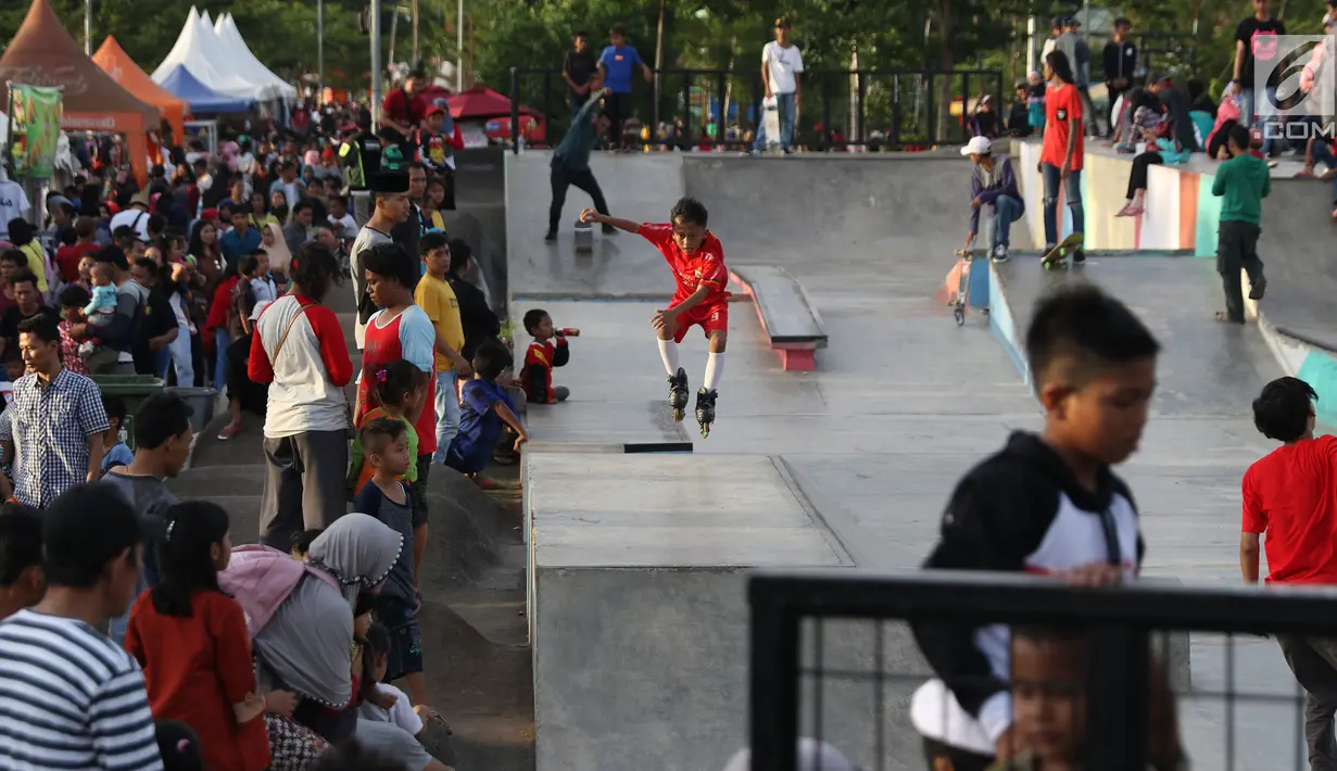 Seorang anak bermain Roller Skate di area Skate Park RPTRA Kalijodo, Jakarta, Minggu (30/12). Libur panjang jelang pergantian tahun dimanfaatkan warga untuk berlibur di kawasan RPTRA Kalijodo, Jakarta. (Liputan6.com/Helmi Fithriansyah)
