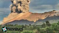 Tangkapan layar dari video yang menunjukkan letusan gunung berapi Kanlaon, dengan kolom abu naik 4 km ke langit. (Institut Vulkanologi dan Seismologi Filipina)