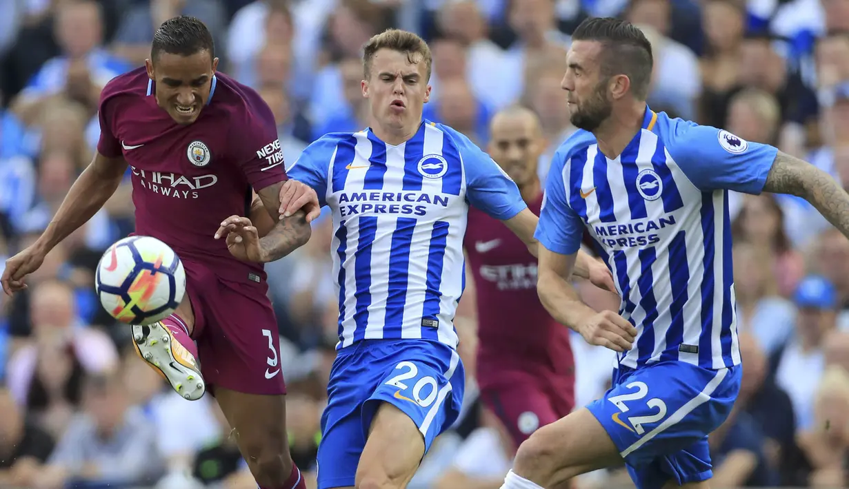 Bek Manchester City, Danilo, melepaskan tendangan saat melawan Brighton pada laga Premier League di Stadion American Express Community, Brighton, Sabtu (12/8/2017). Brighton kalah 0-2 dari Manchester City. (AP/Gareth Fuller)