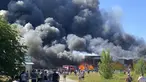 Orang-orang menyaksikan asap mengepul setelah serangan roket Rusia menghantam pusat perbelanjaan yang ramai, di Kremenchuk, Ukraina (27/6/2022). Pejabat Ukraina mengatakan sejumlah warga sipil dikhawatirkan tewas atau terluka setelah serangan rudal Rusia menghantam pusat perbelanjaan yang ramai di pusat kota Kremenchuk. (Viacheslav Priadko via AP)