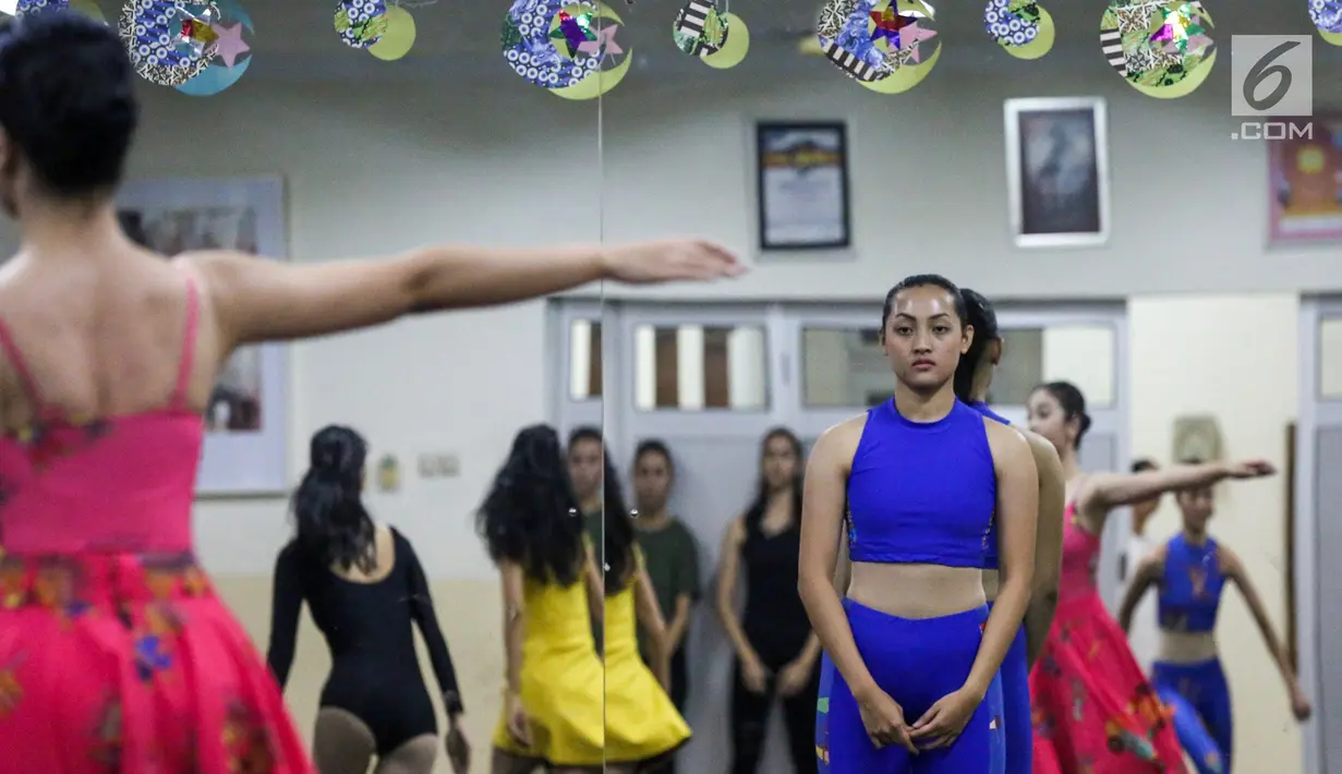 Pebalet sedang latihan jelang pementasan Namarina Youth Dance (NYD) di Studio Namarina, Jakarta, Kamis (25/7/2019). Dalam pentas Soulsphere of Jakarta nanti, koreografer ingin menyampaikan pesan tantang keberagaman warga Jakarta. (Liputan6.com/Fery Pradolo)