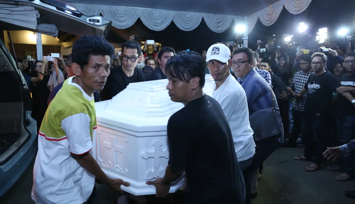 Penyanyi bersuara lembut ini tutup usia, sederet ungkapan bela sungkawa terus mengalir dari kalangan selebriti, fans, keluarga bahkan segenap pemerintah Indonesia turut merasakan kepergian sang musisi. (Nurwahyunan/Bintang.com)