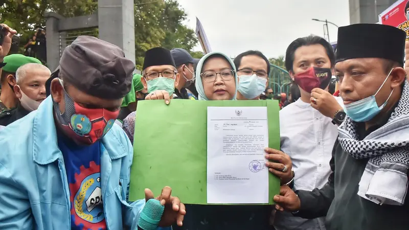 Bupati Bogor Ade Yasin menemui massa buruh yang menggelar demo menolak pengesahan UU Omnibus Law Cipta Kerja