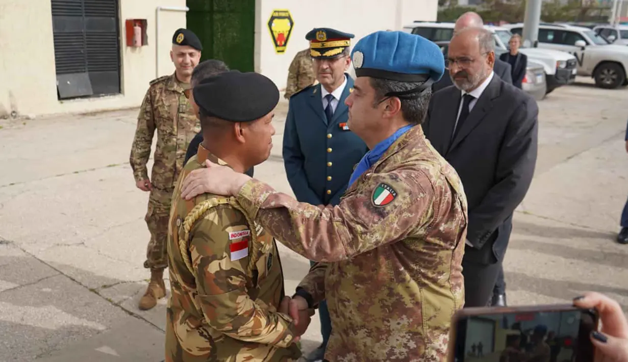 Upacara dipimpin langsung Force Commander sekaligus Head of Mission UNIFIL, Mayor Jenderal Diodato Abagnara. Upacara berlangsung khidmat, aman, dan lancar di Hanggar Lebanese Air Force, Beirut, Lebanon. pada Kamis 2 April 2026 pukul 16.00 waktu setempat. Tampak dalam foto, suasana jelang upacara penghormatan terakhir bagi tiga prajurit Tentara Nasional Indonesia (TNI) yang gugur dalam misi perdamaian dunia di Hanggar Lebanese Air Force, Beirut, Lebanon, Kamis 2 April 2026 pukul 16.00 waktu setempat. (Foto: Puspen TNI)