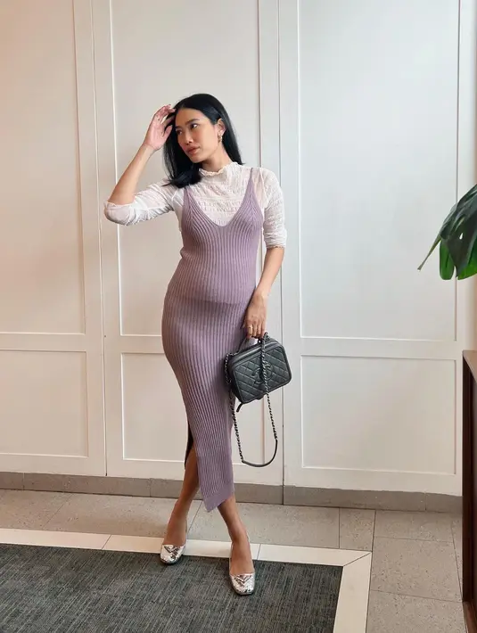 <p>Alika berpenampilan ala wanita kantoran. (Foto: Instagram/ alikaislamadina)</p>