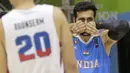 Pemain India, Bhullar Singh menutup wajahnya saat melawan Thailand pada laga test event Basket Asian Games 2018 di Hall A Senayan, Jakarta, Rabu (7/2/2018). Thailand  menang 79-72. (Bola.com/Nicklas Hanoatubun)