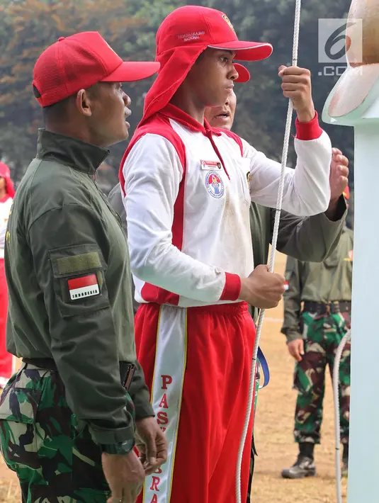 Sejumlah calon anggota Pasukan Pengibar Bendera (Paskibra) Nasional 2019 mengikuti latihan pengibaran bendera di Lapangan PPPON Cibubur, Jakarta, Selasa (30/7/2019). Hari ke-3 diklat, calon Paskibraka berlatihan formasi baris-berbaris, pengibaran dan penurunan bendera. (Liputan6.com/Herman Zakharia)