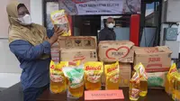 Direktorat Reserse Kriminal Khusus (Ditreskrimsus) Polda Kalimantan Selatan mengungkapkan kasus penimbunan ribuan liter minyak goreng. (foto: Aslam Mahfuz)