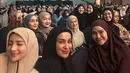 Kehadiran Kimberly Ryder di tengah para artis yang sudah sering ikut kajian pun mencuri perhatian. Di tengah masalah rumah tangganya yang sedang dihadapinya, kegiatan mengikuti kajian menjadi hal yang sangat menenangkan hati dan pikiran. Apalagi datang bersama teman-teman artisnya. (Liputan6.com/IG/@kimbrlyryder)