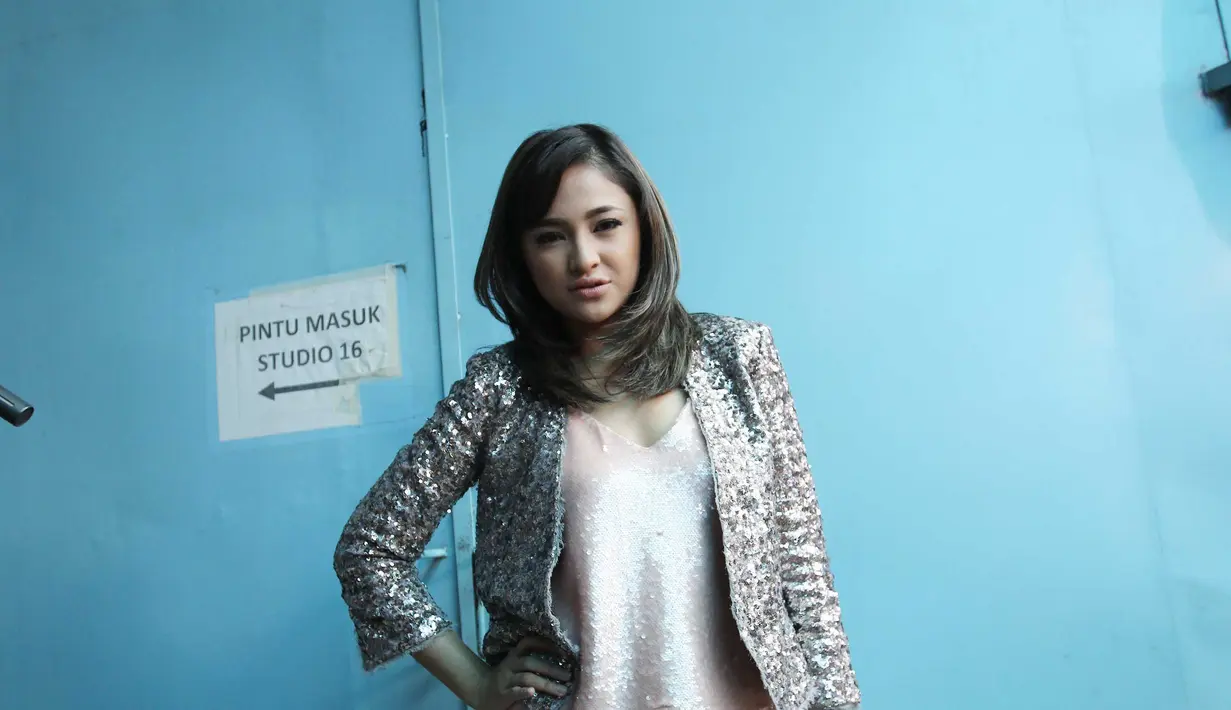 "Jadi makanya aku kan kenal sama Rezky, pernah kenal udah lama banget tapi ga deket sama sekali. Jadi untuk membangun chemistry biar kita udah akrab dulu jadi pas lagi syuting kita ga kagok jadi ya disuruh jalan-jalan dulu," kata Marshanda.