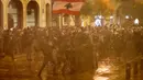 Demonstran antipemerintah disemprot air saat bentrok dengan polisi antihuru-hara dalam demonstrasi menentang pemerintahan baru dekat Parliament Square, Beirut, Lebanon, Rabu (22/1/2020). Demonstrasi dan kekerasan terus berlanjut kendati Lebanon telah mengumumkan kabinet baru. (AP Photo/HusseinMalla)