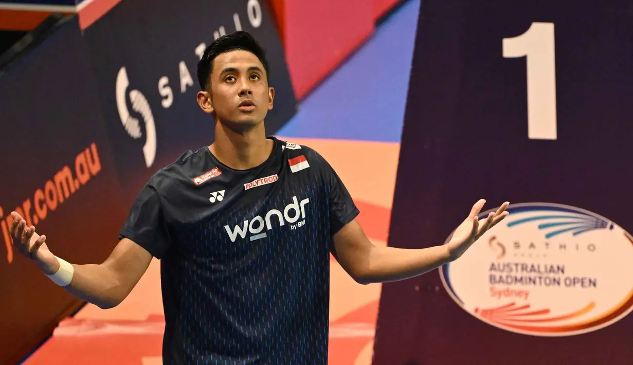 Reaksi tunggal putra Indonesia, Alwi Farhan, bereaksi saat tinjauan poin game melawan Dong Tian Yao (Tiongkok) di final turnamen bulu tangkis Australia Open 2026, Sydney, pada Minggu 14 Juni 2026. (Saeed KHAN/AFP)