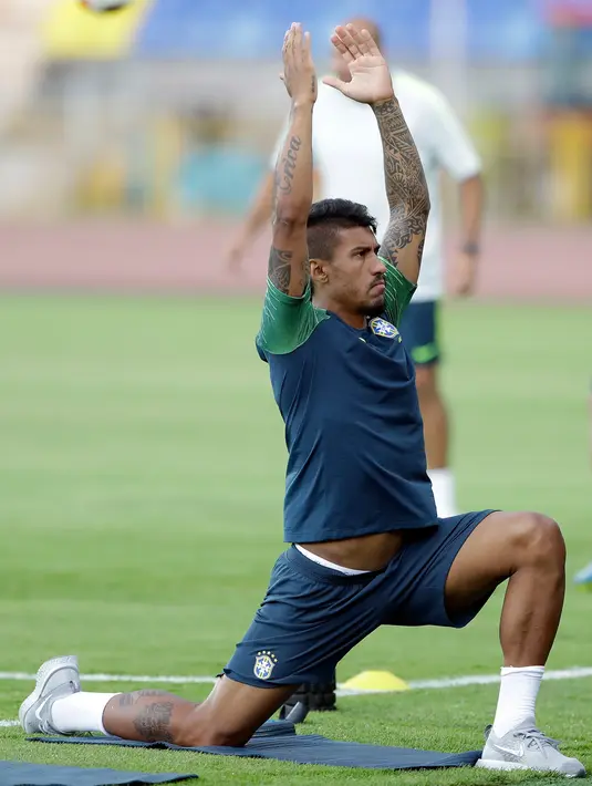 Pemain Brasil, Paulinho melakukan peregangan otot saat berlatih dengan rekan setimnya jelang menghadapi Belgia dalam perempat final Piala Dunia 2018 di Stadion Tsentralny, Kazan, Rusia, Kamis (5/7). (AP Photo/Andre Penner)