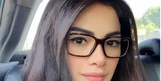 Nikita Mirzani membuat penggemarnya penasaran dari unggahan foto di media sosialnya. (Via Instagram/@Nikitamirzanimawardi)