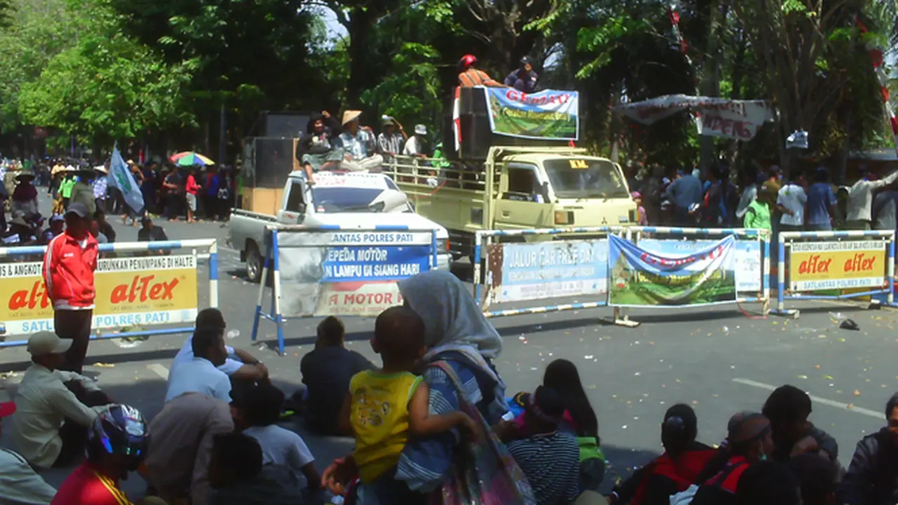Demo Warga Warnai Sidang Amdal Semen Di Pati