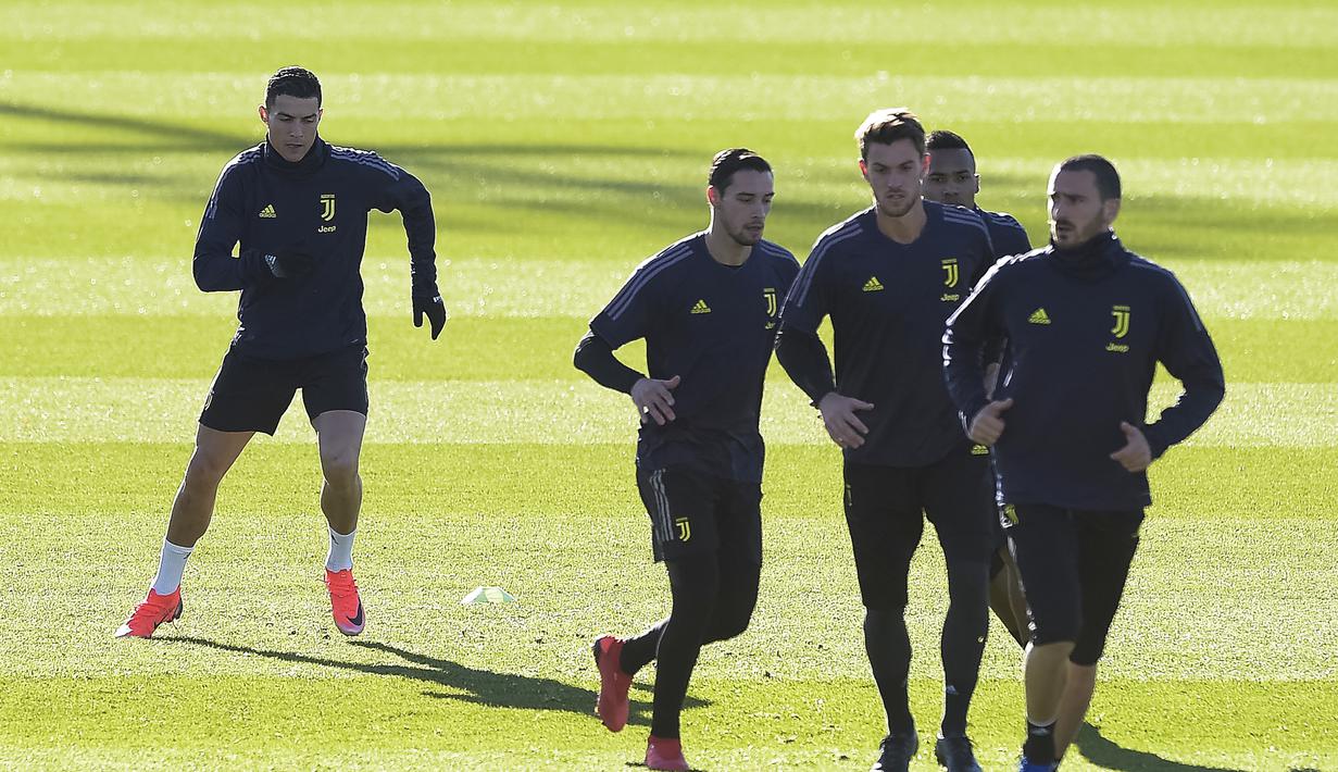 Pemain Juventus melakukan pemanasan sebelum melakukan latihan jelang laga lanjutan grup H Liga Champions yang berlangsung di stadion Stade de Suisse, kamis (13/12). Juventus akan berhadapan dengan tuan rumah Young Boys. (AFP/Marco Bertorello)