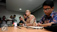 Direktur Hukum PSSI, Aristo Pangaribuan (kedua kanan) memberikan keterangan di kantor PSSI, Jakarta, Selasa (8/3/2016). Tim hukum PSSI memberikan penyataan terkait putusan Mahkamah Agung terhadap SK Pembekuan PSSI. (Liputan6.com/Helmi Fithriansyah)