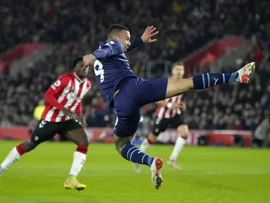 Pemain Manchester City Gabriel Jesus mencoba melakukan tendangan ke gawang Southampton pada pertandingan sepak bola Liga Inggris di Stadion St Mary, Southampton, Inggris, 22 Januari 2022. Manchester City bermain imbang 1-1. (AP Photo/Kirsty Wigglesworth)