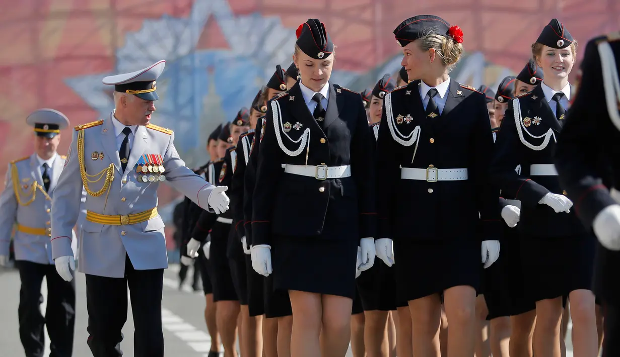 Sejumlah polisi wanita Rusia baris berbaris saat mengambil bagian dalam latihan parade militer Hari Kemenangan di Dvortsovaya (Istana) Square St Petersburg, Rusia, Rabu 7 Mei 2014. (AP Photo / Dmitry Lovetsky)