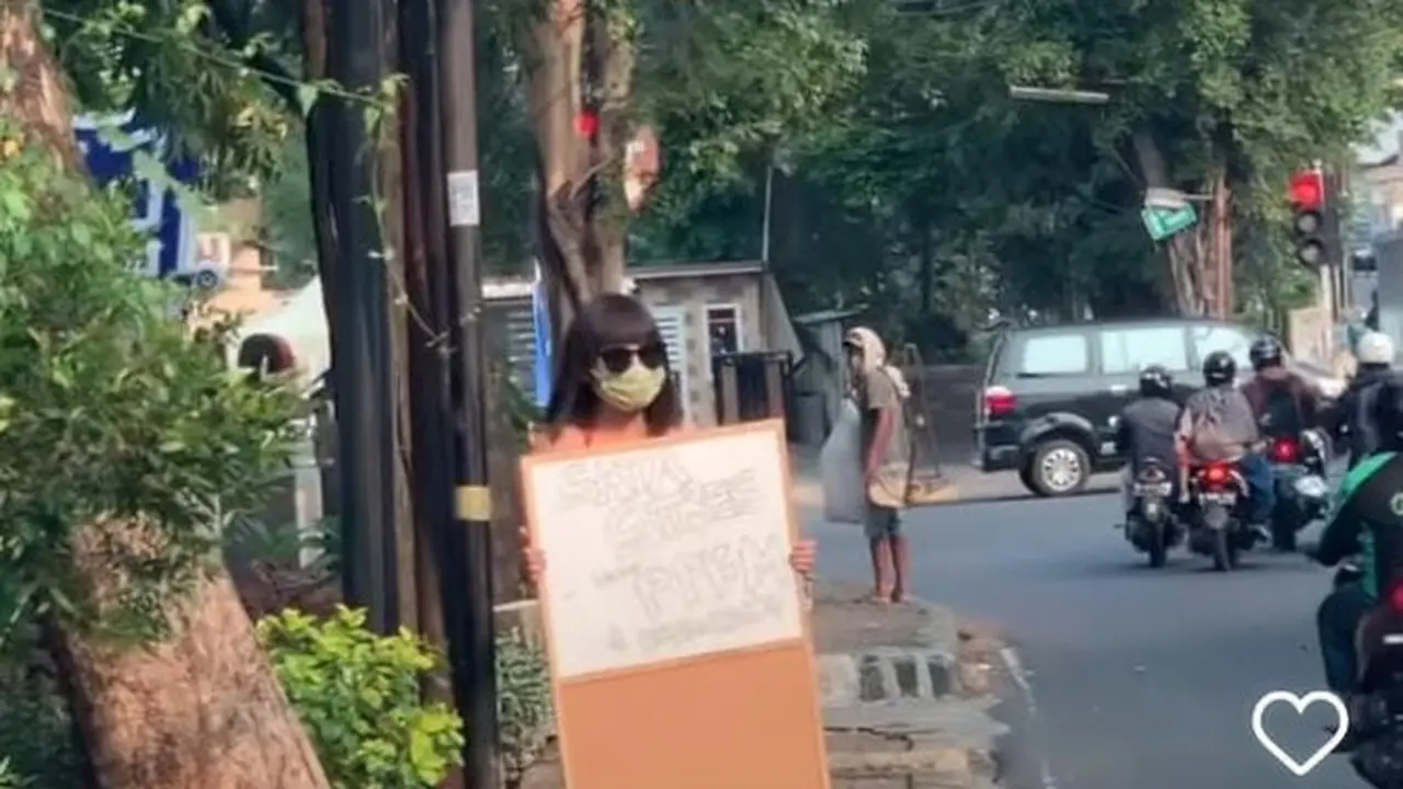 Video aksi Dinar Candy berbikini di pinggir jalan (Instagram)