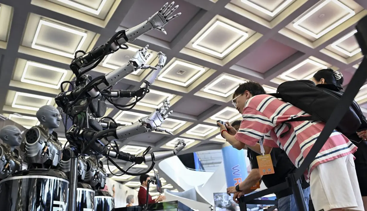 Mencakup area pameran yang mengesankan seluas lebih dari 45.000 meter persegi, konferensi ini memberikan kesempatan unik bagi para ahli, profesional, dan penggemar untuk menyaksikan kemajuan terbaru dalam teknologi robot. (WANG Zhao/AFP)