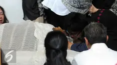 Keluarga menangis saat melayat ke rumah duka pengacara senior Adnan Buyung Nasution di kediamannya di kawasan Lebak Bulus, Jakarta, Rabu (23/9/2015). Adnan menghembuskan napas terakhir pada pagi tadi pukul 10.15 WIB. (Liputan6.com/Helmi Afandi)