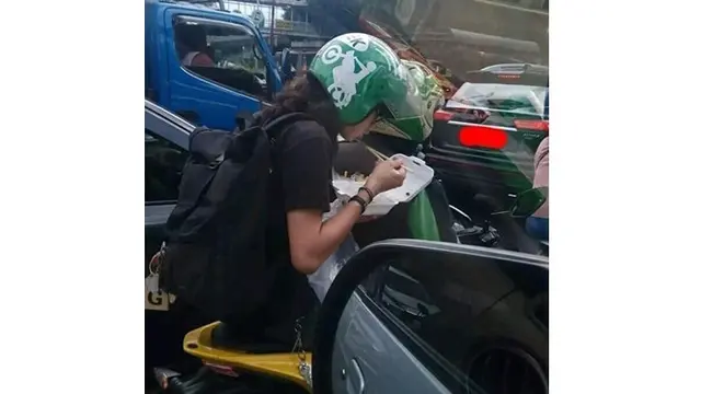 5 Kelakuan Kocak Makan di Jalan Raya Ini Bikin Geleng Kepala
