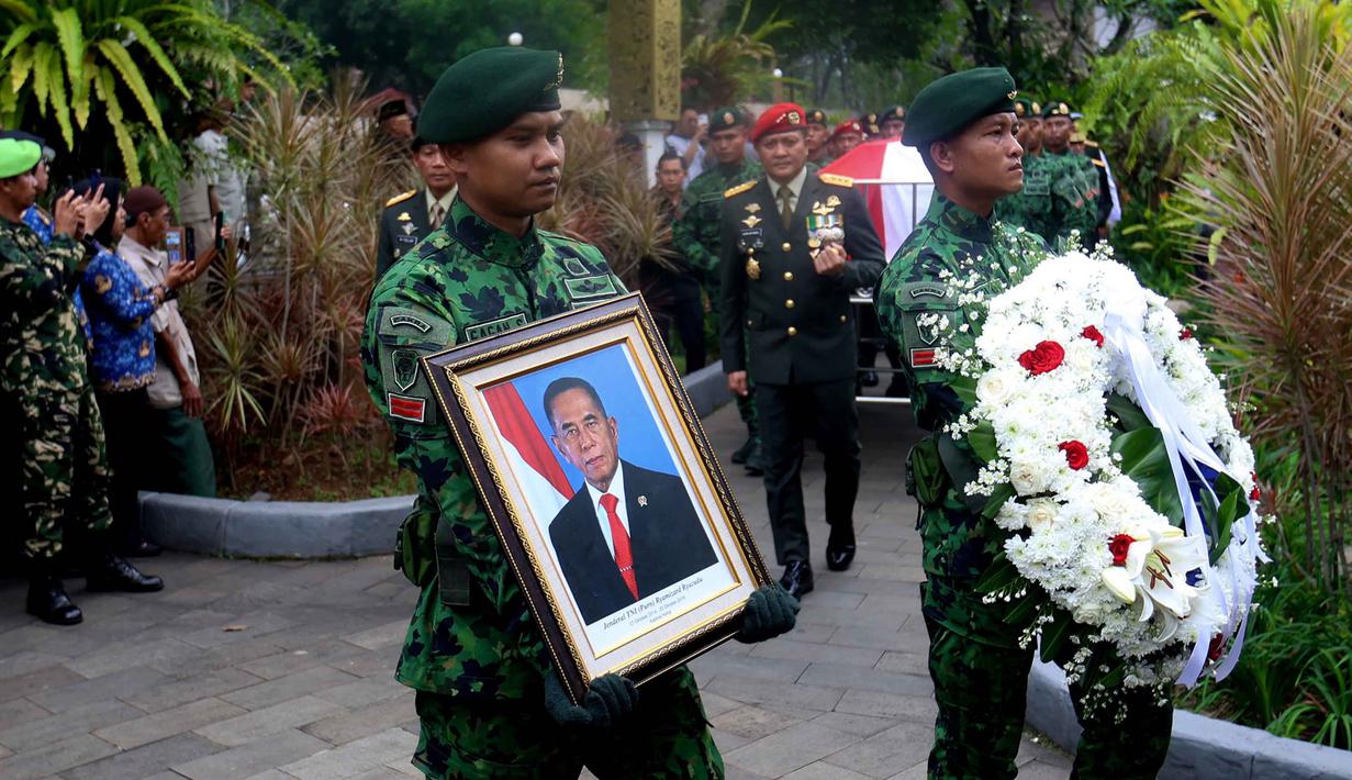 Personel Tentara Nasional Indonesia (TNI) membawa foto Jenderal TNI (Purn) Ryamizard Ryacudu saat iring-iringan jenazah jelang pemakaman di Taman Makam Pahlawan Nasional, Kalibata, Jakarta, Senin (1/6/2026). (Kapanlagi.com/Budy Santoso)