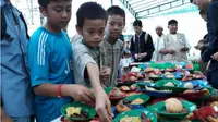 Antusias anak-anak mengambil makanan ringan puasa di Masjid Bukit Indah Sukajadi, Kamis (24/5/2018). (batamnews.co.id/Yogi)