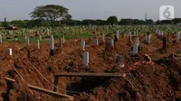 Suasana lokasi pemakaman jenazah dengan protokol COVID-19 di TPU Tegal Alur, Jakarta, Selasa (29/9/2020). Dari Maret hingga 25 September 2020, tercatat 2.145 jenazah dimakamkan dengan protokol COVID-19 di di TPU Tegal Alur. (Liputan6.comHelmi Fithriansyah)