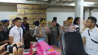 Polisi di Sidoarjo membongkar kasus pengemasan masker ilegal di kawasan gudang safe n lock, di Sidoarjo, Jawa Timur. (Foto: Liputan6.com/Dian Kurniawan)