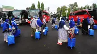 Calon jemaah umrah menuju bus mereka untuk diberangkatkan usai melalui masa karantina di Asrama Haji Pondok Gede, Jakarta, Selasa (11/1/2022). Sebanyak 436 calon jemaah umrah diberangkatkan setelah sebelumnya pemerintah memberangkatkan 419 jemaah seluruh Indonesia.  (merdeka.com/Imam Buhori)