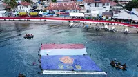 Bendera Merah Putih Berkibar di Bawah Laut Wisata Hiu Paus Jelang HUT TNI