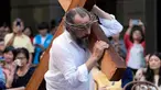 Rafael Haddad memikul salib sambil memerankan Yesus ketika anggota Gereja Misi Wesley melakukan interpretasi modern tentang penyaliban Kristus pada peringatan Jumat Agung di Sydney, Australia, Jumat (7/4/2023). (AP Photo/Rick Rycroft)
