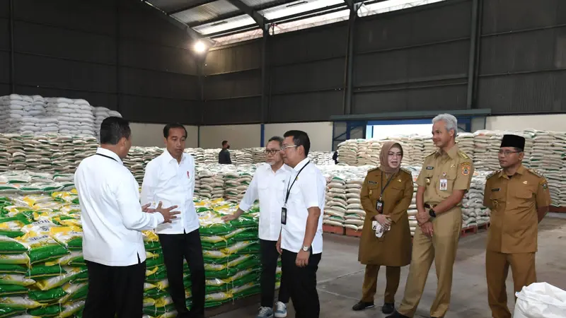 Presiden Jokowi meluncurkan kegiatan penyaluran cadangan beras pemerintah (CBP) di Sukoharjo, Jawa Tengah Senin (10/4/2023).