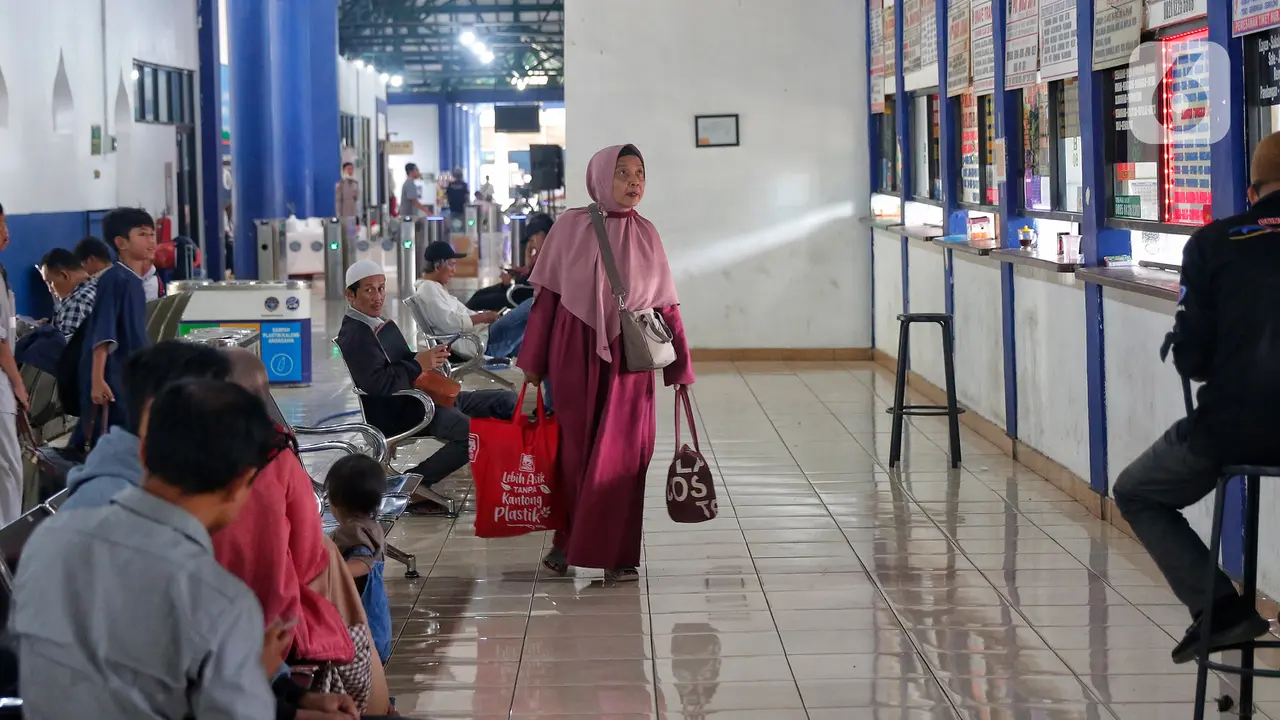 Pemudik Mulai Padati Terminal Poris Tangerang