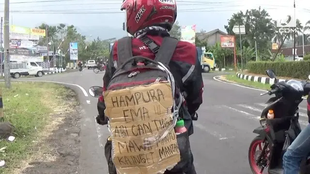 Sejumlah pemudik menghiasi motornya dengan aneka tulisan. Rata-rata adalah curahan hati tak mampu bawa menantu saat mudik ke kampung halaman.