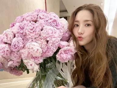 Park Min-young memiliki paras yang cantik memesona. Berpose dengan bibir manyun, Park Min-young terlihat begitu imut sambil memegang buket bunga. Buket bunga warna merah muda ini sukses bikin banyak penggemarnya jatuh hati ke Park Min-young. (Liputan6.com/IG/@rachel_mypark)