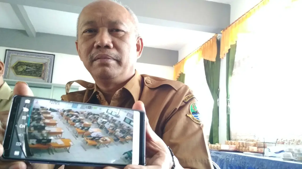Cara Kepala Sekolah SMAN 2 Cirebon Pantau Pelaksanaan UNBK
