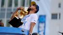 Pemain Guard Golden State Warriors, Stephen Curry memeluk tropi Larry O'Brien saat menggelar parade Warriors 2018 usai menjuarai NBA 2018 di pusat kota Oakland, California, Amerika Serikat, (12/6). (AP Photo/Marcio Jose Sanchez)