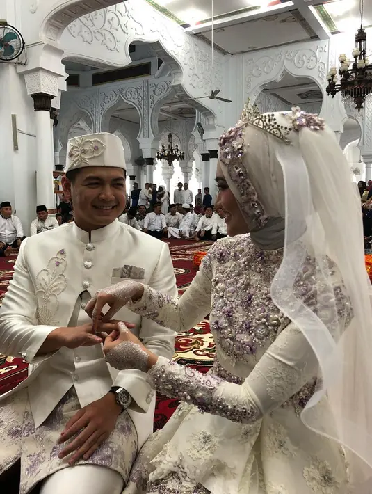 Ijab kabul sendiri digelar di Masjid Raya Baiturrahaman, Banda Aceh. Akad nikah pun berlangsung lancar dengan disaksikan beberapa rekannya sesama selebritis. (Foto: instagram.com/abdulkadirkarding)