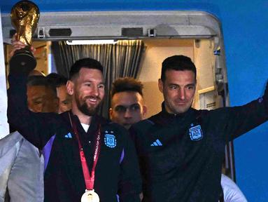 Sepanjang sejarah Piala Dunia, deretan pelatih hebat telah menunjukkan kapasitasnya untuk mempersembahkan trofi Piala Dunia bagi tim yang dibesutnya. Dari sekian banyak pelatih tersebut, tercatat ada 5 yang berusia paling muda. Siapa saja? Yuk disimak uraiannya berikut ini. (AFP/Luis Robayo)