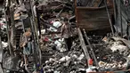 Warga mengumpulkan puing sisa kebakaran di Pasar  Inpres Tanah Abang, Jakarta, Minggu (11/10/2015). Kebakaran yang terjadi pada Minggu (11/10) dini hari tersebut menghanguskan 136 kios (Liputan6.com/Immanuel Antonius)